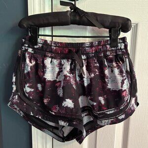 Lululemon Speed Up Shorts: Black and Maroon, Size 4
